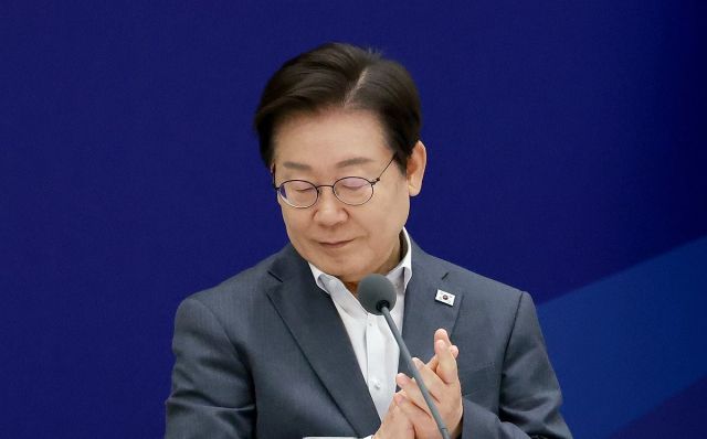 이재명 대통령이 1일 서울 용산 대통령실 청사에서 열린 전국 시도지사 간담회에서 대한민국시도지사협의회장인 유정복 인천광역시장의 발언 뒤 박수치고 있다. 연합뉴스