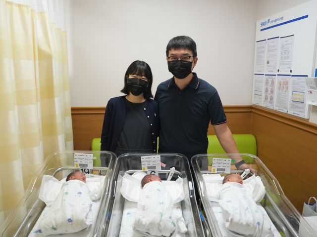 세쌍둥이 산모 하나정씨(왼쪽)와 그의 세쌍둥이 하민, 하빈, 하진 형제가 퇴원 전 기념촬영을 하고 있다. 분당서울대병원 제