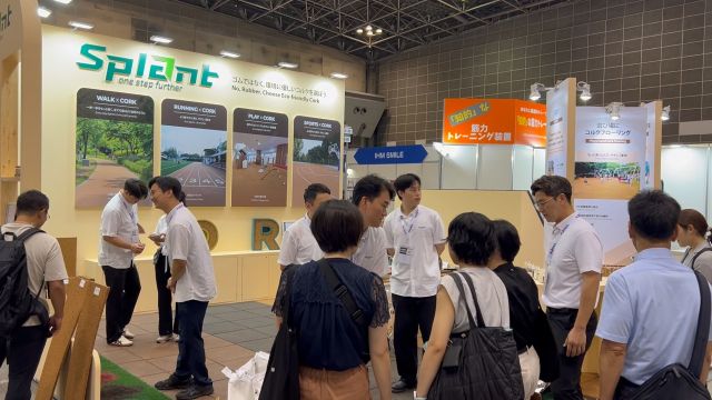 일본 최대 스포츠·피트니스 산업 박람회인 ‘2025 SPORTEC 도쿄’에서 (주)스플랜트의 친환경 코르크 바닥재에 대해 많은 현지 기업과 단체 관계자들이 설명을 들으며 관심을 보이고 있다.스플랜트 제공