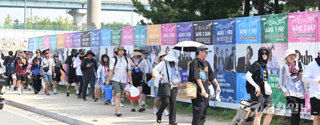 1일 인천 송도달빛축제공원에서 열린 '2025 인천펜타포트 락 페스티벌'을 찾은 시민들이 입장하고 있다.