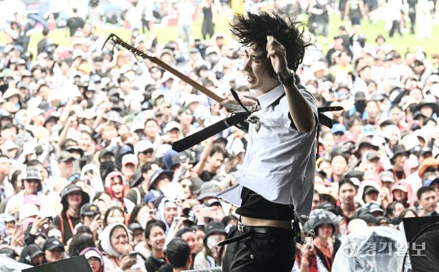 1일 인천 송도달빛축제공원에서 열린 '2025 인천펜타포트 락 페스티벌'에서 리도어가 열정적인 공연을 선보이고 있다.