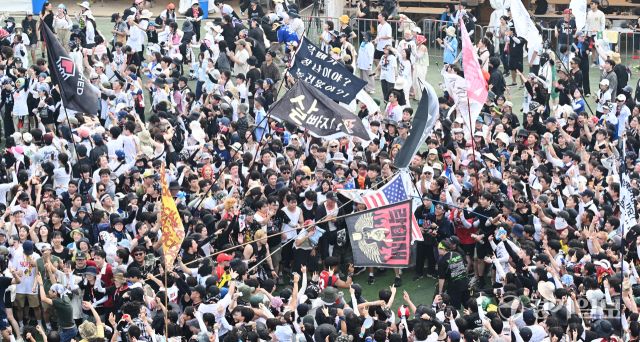 1일 인천 송도달빛축제공원에서 열린 '2025 인천펜타포트 락 페스티벌'을 찾은 관람객들이 즐거운 시간을 보내고 있다.