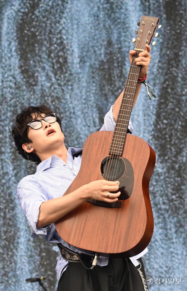 1일 인천 송도달빛축제공원에서 열린 '2025 인천펜타포트 락 페스티벌'에서 너드커넥션이 열정적인 공연을 선보이고 있다.