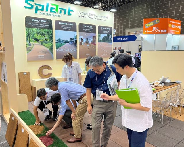 일본 최대 스포츠·피트니스 산업 박람회인 ‘2025 SPORTEC 도쿄’에서 (주)스플랜트의 친환경 코르크 바닥재에 대해 현지 기업인들이 설명을 들으며 살펴보고 있다.스플랜트 제공