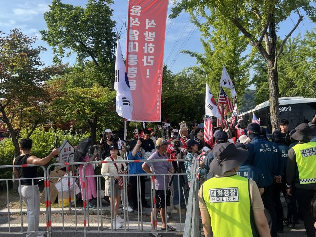 1일 오전 8시께 윤석열 영장 집행이 예고된 이날 의왕시 서울구치소에서 보수단체가 "윤석열 석방"을 외치고 있다. 박소민기자