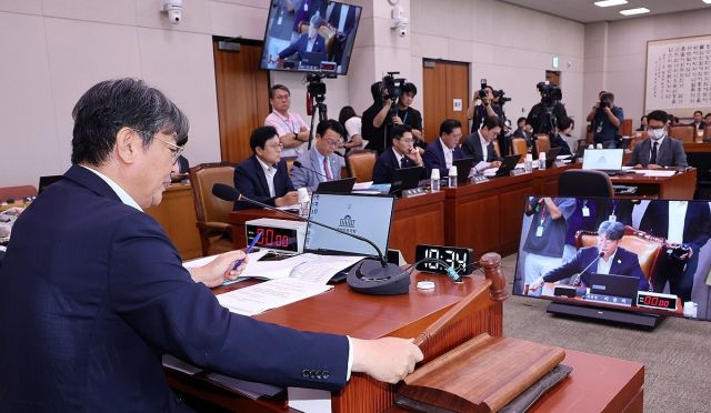 1일 서울 여의도 국회에서 방송 3법, 노란봉투법, 상법 등 을 심의하기 위해 열린 법제사법위원회 전체회의에서 더불어민주당 소속 이춘석 위원장이 의사봉을 두드리고 있다. 연합뉴스