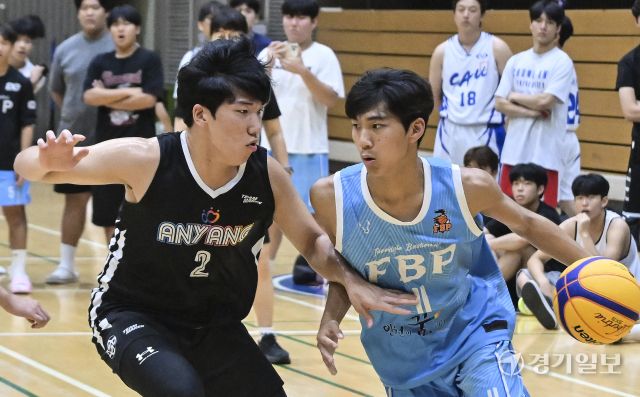 10일 과천시민체육회관에서 열린 ‘제20회 과천 토리배 전국 3X3 농구대회' 고등부 매그내릭과 FBP의 결승 경기에서 선수들이 열띤 경기를 펼치고 있다. 홍기웅기자