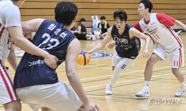 10일 오후 과천시민체육회관에서 열린 '제20회 과천 토리배 전국 3X3 농구대회' 일반부 COSMO와 신송모터스의 결승 경기에서 양팀 선수들이 열띤 경기를 펼치고 있다. 홍기웅기자
