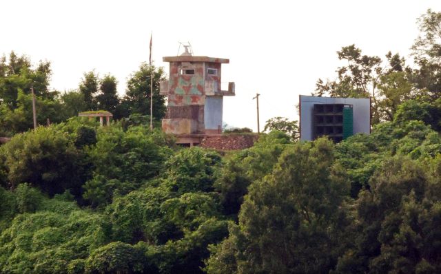 북한이 전방 일부 지역에서 대남확성기를 철거하는 활동이 식별된 지난 9일 경기도 파주시 접경지역에서 바라본 북한 임진강변 초소에 대남 확성기가 설치돼 있다.이날 국방부는 북한이 대남 확성기를 설치한 지역은 40여곳으로, 일부 지역에서는 이미 철거를 마친 것으로 파악된다고 밝혔다. 연합뉴스