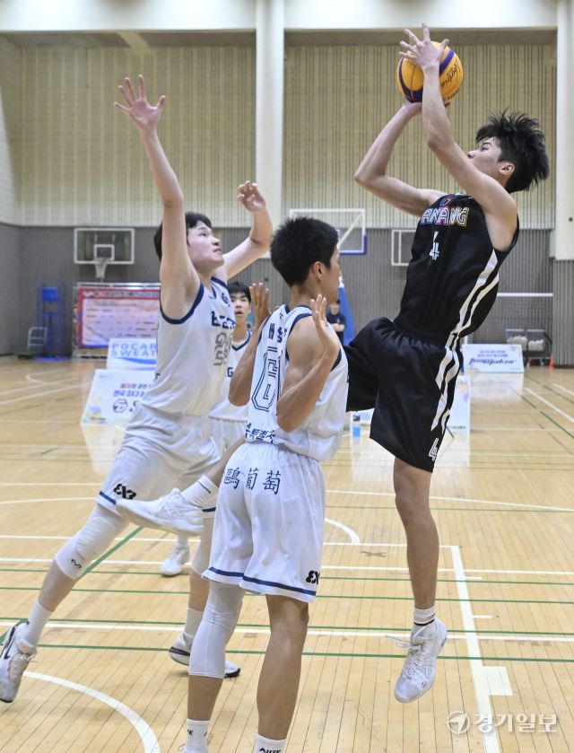10일 과천시민체육회관에서 열린 ‘제20회 과천 토리배 전국 3X3 농구대회' 고등부 매그내릭과 백구포도의 8강 경기에서 매그내릭 선수가 상대 수비를 피하면서 슛을 던지고 있다. 홍기웅기자