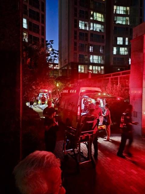 10일 오후 7시 40분께 서울 성북구 석관동 한 아파트에서 20대 남성이 60대 남성 2명을 폭행하는 사건이 발생했다. 사진은 이송되는 피해자의 모습.연합뉴스