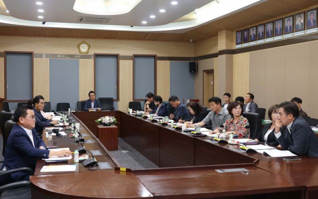 평택시의회가 최근 시의회 3층 간담회장에서 임시 의원간담회를 열어 평택국제학교 설립 추진 등 지역 내 현안과 정책 과제 등을 논의하고 있다. 평택시의회 제공