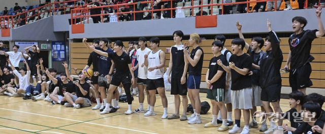 10일 과천시민체육회관에서 열린 ‘제20회 과천 토리배 전국 3X3 농구대회' 고등부 매그내릭과 FBP의 결승 경기에서 관중들이 득점에 환호하고 있다. 홍기웅기자