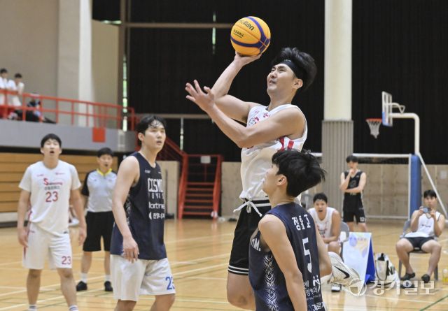 10일 오후 과천시민체육회관에서 열린 '제20회 과천 토리배 전국 3X3 농구대회' 일반부 COSMO와 신송모터스의 결승 경기에서 신송모터스 선수가 골밑슛을 던지고 있다. 홍기웅기자