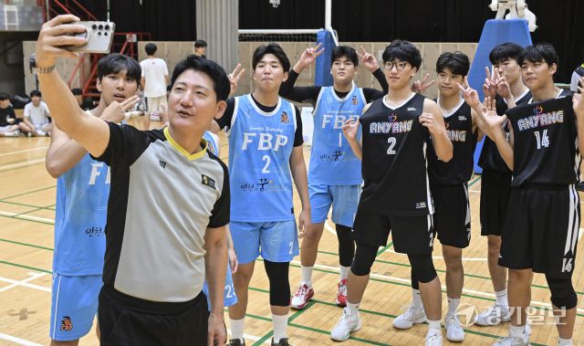 경기 시작전 심판과 선수들이 기념촬영을 하고 있다. 홍기웅기자