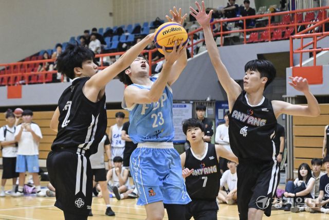 10일 과천시민체육회관에서 열린 ‘제20회 과천 토리배 전국 3X3 농구대회' 고등부 매그내릭과 FBP의 결승 경기에서 매그내릭 선수들이 상대 선수의 슛을 블록슛하고 있다. 홍기웅기자