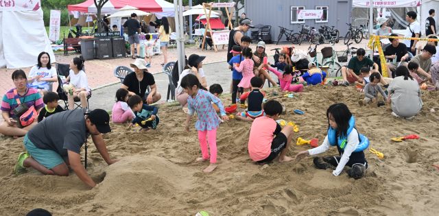지난 9일 송도달빛공원 일대에서 2025년 제6회 송도해변축제 행사장의 인공 백사장에서 어린이들이 모래 놀이를 하고 있다. 조병석기자