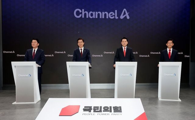 10일 서울 광화문 채널A스튜디오에서 국민의힘 8·22 전당대회 첫 방송토론회에 앞서 안철수(왼쪽부터), 조경태, 장동혁, 김문수 후보가 기념촬영을 하고 있다. 연합뉴스
