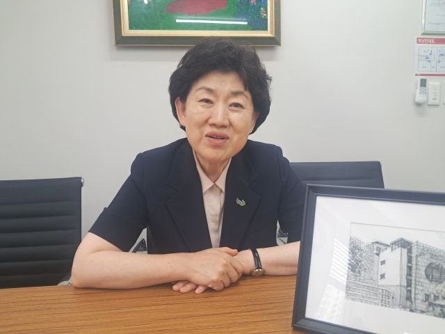 한꿈학교 김영미 교장이 경기일보와 인터뷰를 하고 있다. 이선호기자