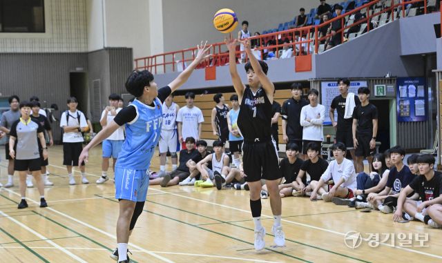 10일 과천시민체육회관에서 열린 ‘제20회 과천 토리배 전국 3X3 농구대회' 고등부 매그내릭과 FBP의 결승 경기에서 매그내릭 선수가 3점슛을 던지고 있다. 홍기웅기자