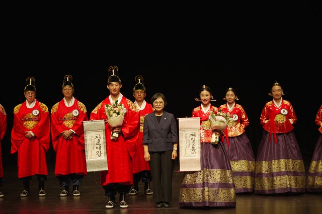 지난 8일 정조대왕과 혜경궁홍씨로 선발된 김주한·한예진 씨가 기념촬영을 하고 있다. 화성특례시 제공