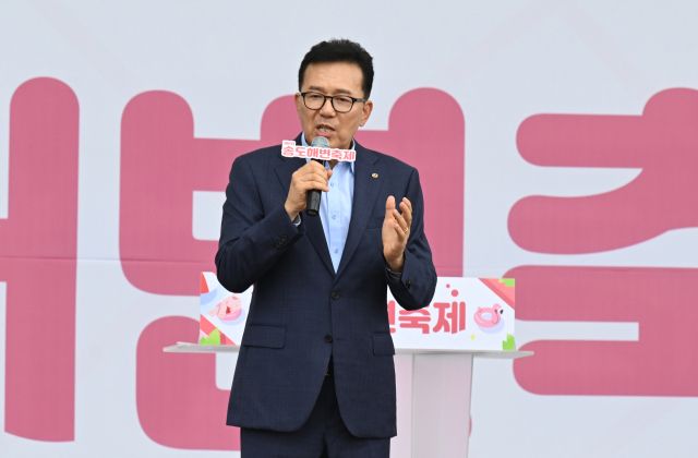 지난 9일 송도달빛공원 일대에서 2025년 제6회 송도해변축제 개막식에서 이재호 인천 연수구청장이 인사말을 하고 있다. 조병석기자