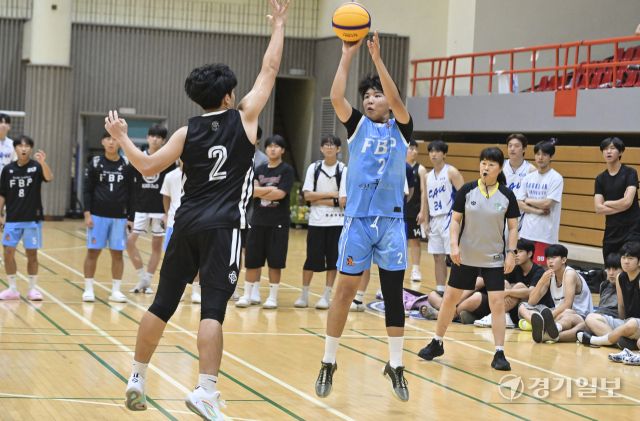 10일 과천시민체육회관에서 열린 ‘제20회 과천 토리배 전국 3X3 농구대회' 고등부 매그내릭과 FBP의 결승 경기에서 FBP 선수가 점프슛을 던지고 있다. 홍기웅기자