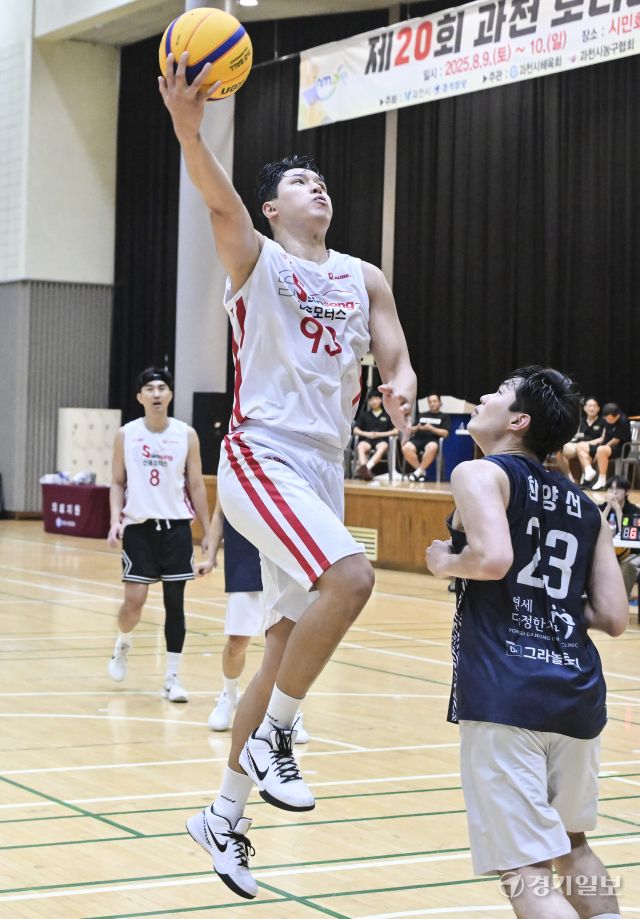 10일 오후 과천시민체육회관에서 열린 '제20회 과천 토리배 전국 3X3 농구대회' 일반부 COSMO와 신송모터스의 결승 경기에서 신송모터스 선수가 레이업을 올려넣고 있다. 홍기웅기자