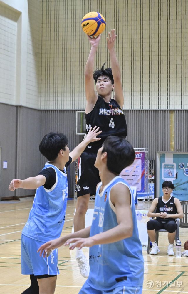 10일 과천시민체육회관에서 열린 ‘제20회 과천 토리배 전국 3X3 농구대회' 고등부 매그내릭과 FBP의 결승 경기에서 매그내릭 선수가 점프슛을 던지고 있다. 홍기웅기자