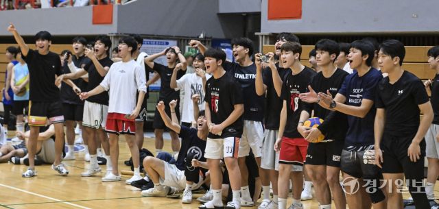 10일 과천시민체육회관에서 열린 ‘제20회 과천 토리배 전국 3X3 농구대회' 고등부 매그내릭과 FBP의 결승 경기에서 관중들이 득점에 환호하고 있다. 홍기웅기자