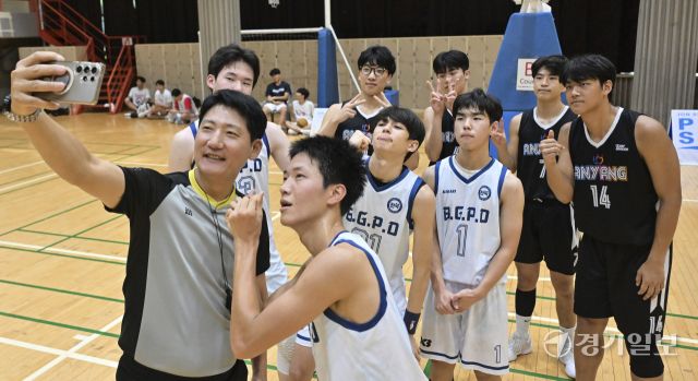 경기 시작전 심판과 선수들이 기념촬영을 하고 있다. 홍기웅기자