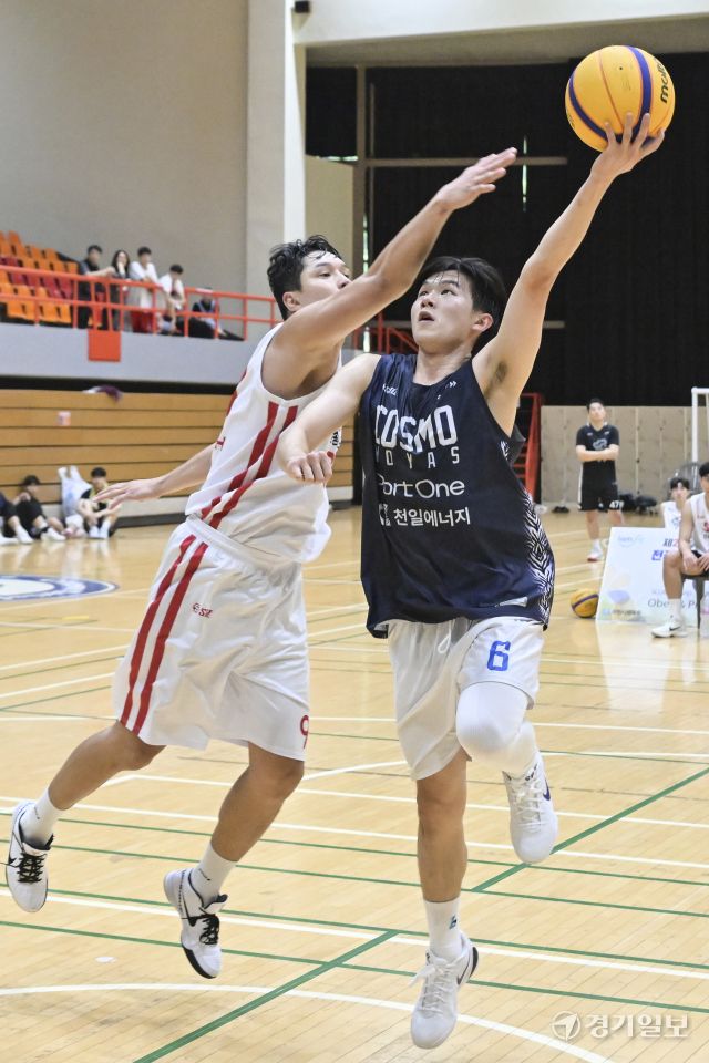 10일 오후 과천시민체육회관에서 열린 '제20회 과천 토리배 전국 3X3 농구대회' 일반부 COSMO와 신송모터스의 결승 경기에서 COSMO 선수가 골밑슛을 던지고 있다. 홍기웅기자