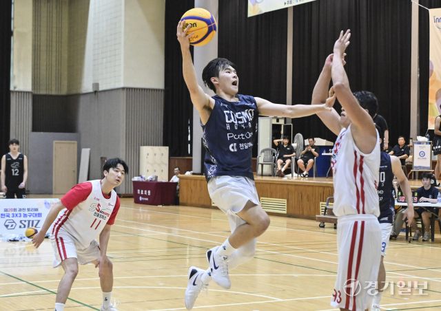 10일 오후 과천시민체육회관에서 열린 '제20회 과천 토리배 전국 3X3 농구대회' 일반부 COSMO와 신송모터스의 결승 경기에서 COSMO 선수가 레이업을 올려넣고 있다. 홍기웅기자