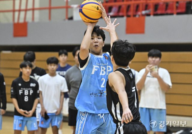 10일 과천시민체육회관에서 열린 ‘제20회 과천 토리배 전국 3X3 농구대회' 고등부 매그내릭과 FBP의 결승 경기에서 FBP 선수가 점프슛을 던지고 있다. 홍기웅기자