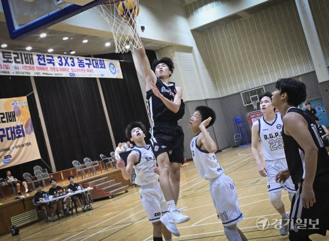 10일 과천시민체육회관에서 열린 ‘제20회 과천 토리배 전국 3X3 농구대회' 고등부 매그내릭과 백구포도의 8강 경기에서 매그내릭 선수가 레이업 슛을 올려넣고 있다. 홍기웅기자