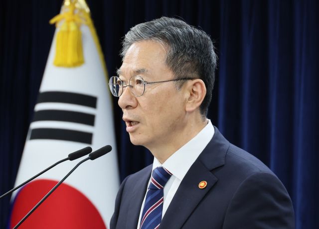 정성호 법무부 장관이 11일 서울 종로구 정부서울청사에서 8·15 광복절 특별사면 명단을 발표하고 있다. 연합뉴스