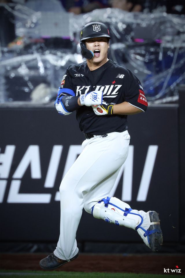 8월 들어 9경기 연속 안타를 생산하며 진가를 발휘하고 있는 KT 위즈의 돌아온 ‘야구 천재’ 강백호.KT 위즈 제공