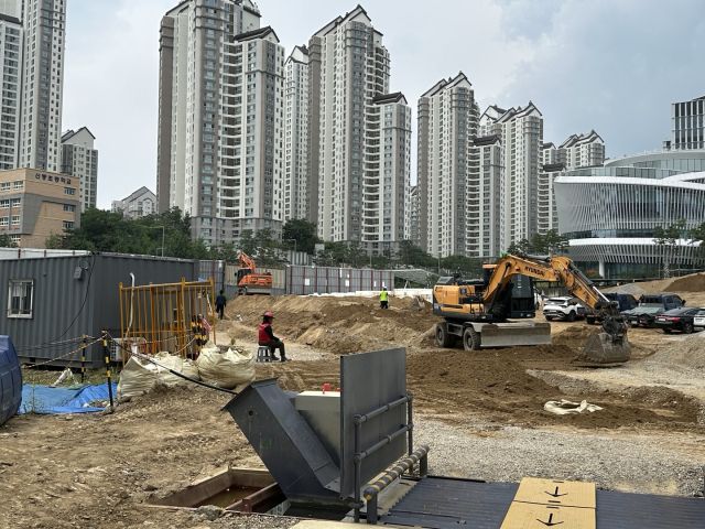 11일 수원시 영통구의 한 건설현장에서 굴착기가 토사 작업을 하고 있다. 오종민기자