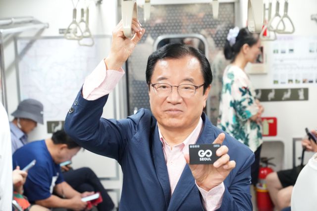 이현재 하남시장이 수도권 전철 5호선 미사역에서 열차에 오른 뒤 승객들과 기후동행카드 사용에 대한 의견을 듣고 있다. 하남시 제공