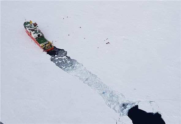 북극해를 항해 중인 아라온호 모습. 해양수산부 제공