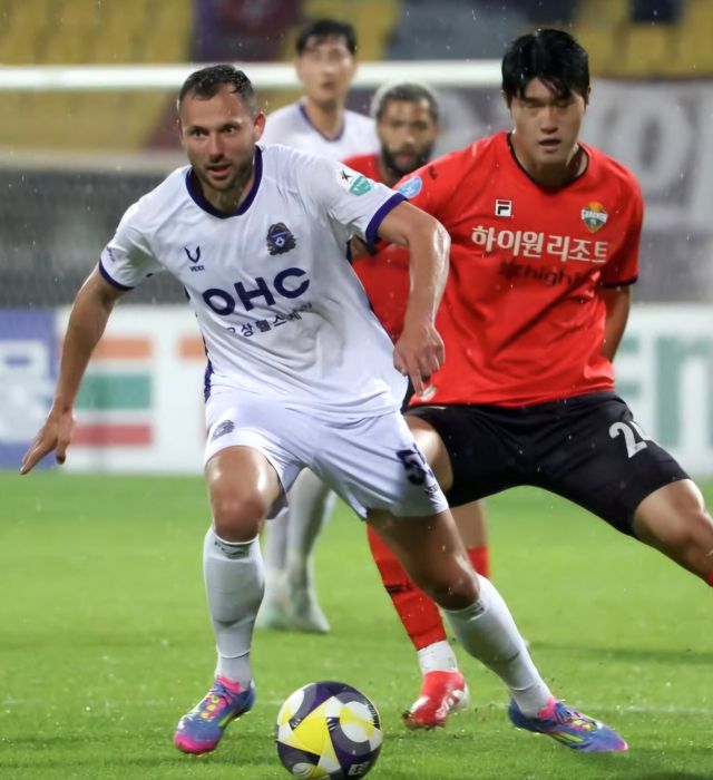 FC안양이 후반기 부진에 빠져 ‘강등 위기’에 놓인 가운데, 수비 불안 해소가 시급한 과제로 떠올랐다. FC안양 제공