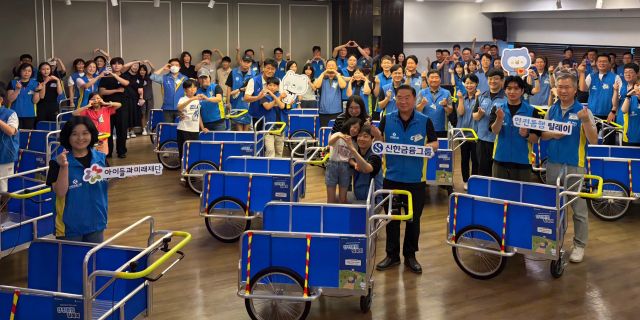 신한은행 임직원 및 가족 90여명이 최근 문학경기장 그랜드오스티엄블리스에서 열린 ‘글로벌ONE신한 자원봉사 대축제’에서 안전 경량 손수레 25대를 직접 제작해 기증했다. 신한은행 제공