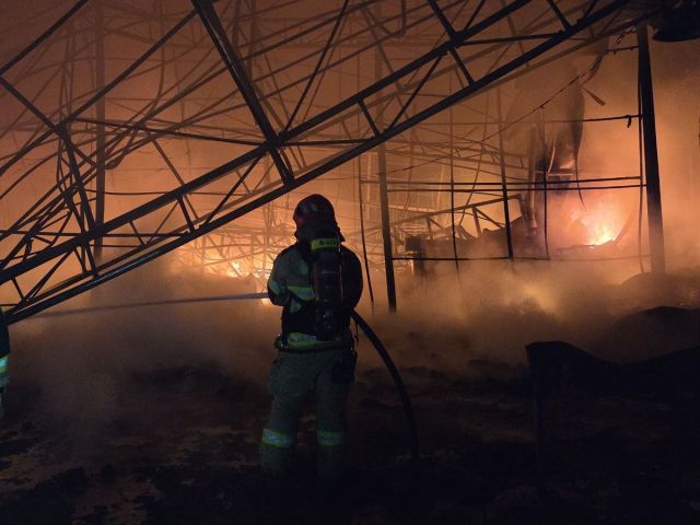 12일 0시33분께 경기 광주시 곤지암읍의 단열재 제조공장에서 불이 나 4시간16분 만에 진화됐다. 사고 현장. 경기소방재난본부 제공