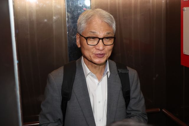 국민의힘 여상원 중앙윤리위원회 위원장이 11일 전한길씨에 대한 징계 여부를 논의하기 위해 열리는 중앙윤리위원회의를 주재하기 서울 여의도 당사 회의실로 향하고 있다. 연합뉴스