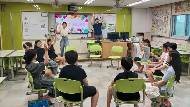 8월9일 고양 율동초에서 열린 ‘고양 WHY UP 영어공유학교’ 첫 수업 모습. 율동초 제공