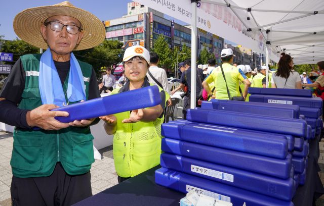 10일 오전 광복 80주년을 맞아 상록수역에서 시민들에게 태극기 나눔을 하고 있다.