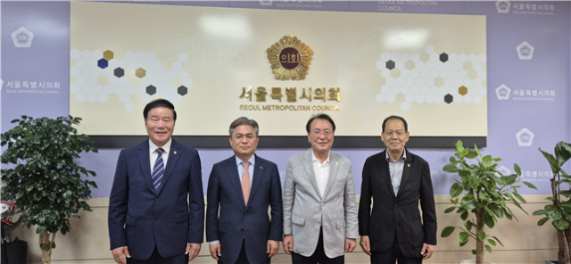 이종환 서울시의회 부의장(오른쪽 두번째)은 11일 서울시 중구 서울시의회 본관에서 대한행정사회 윤승규 회장을 비롯한 행정사회 임직원들과 만나 기념사진을 찍고 있다. 대한행정사회 제공