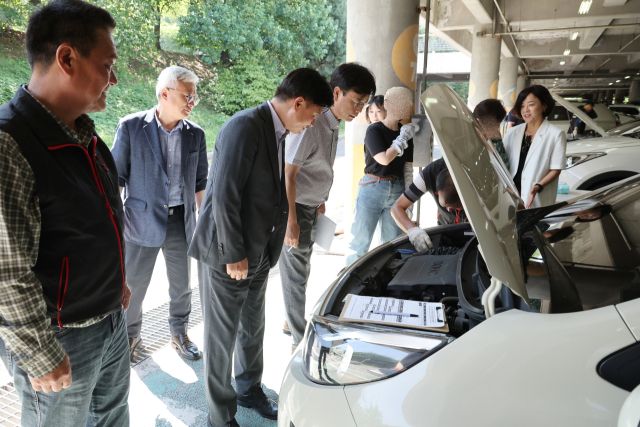 조용익 부천시장이 자동차 무상 안전 점검 및 정비지원행사 현장을 둘러 보고 있다. 부천시 제공