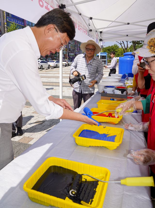 10일 오전 광복 80주년을 맞아 상록수역 손바닥 페인팅 행사에서 이민근 안산 시장이 손도장을 찍을 준비를 하고 있다.