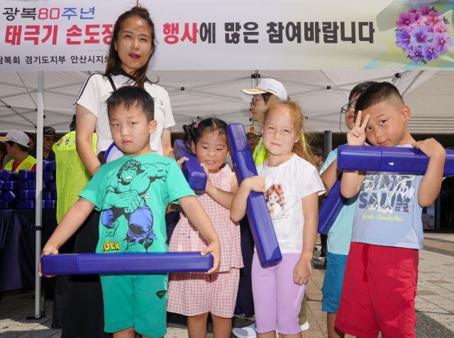 10일 오전 광복 80주년을 맞아 상록수역에서 태극기 나눔을 하고 있다.